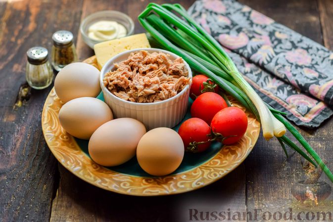 Фото приготовления рецепта: Слоёный салат с тунцом, помидорами, сыром и яйцами - шаг №1