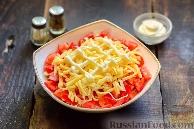 Фото приготовления рецепта: Слоёный салат с тунцом, помидорами, сыром и яйцами - шаг №12