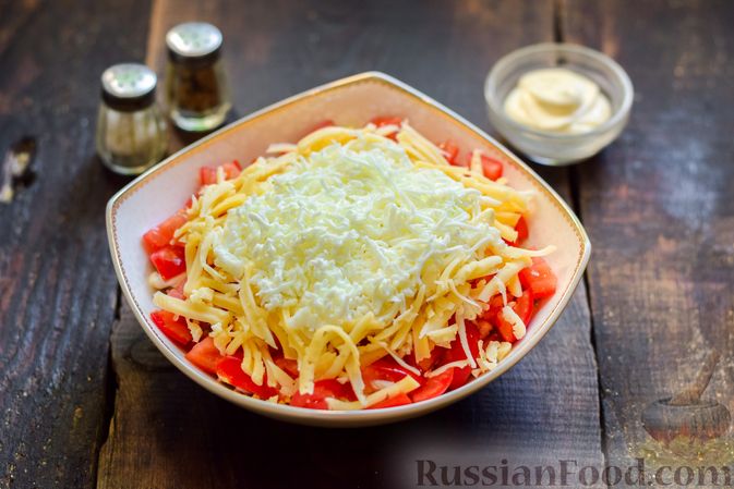 Фото приготовления рецепта: Слоёный салат с тунцом, помидорами, сыром и яйцами - шаг №13