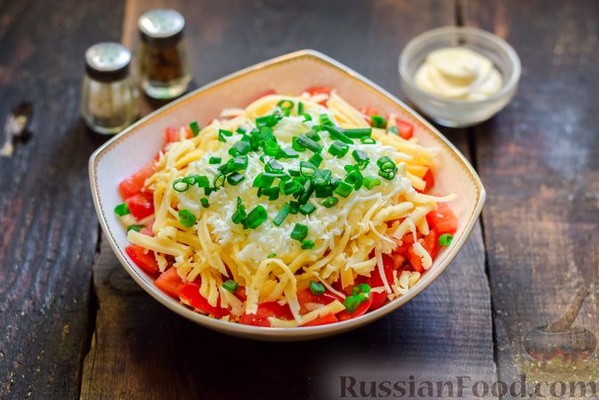 Фото приготовления рецепта: Слоёный салат с тунцом, помидорами, сыром и яйцами - шаг №14