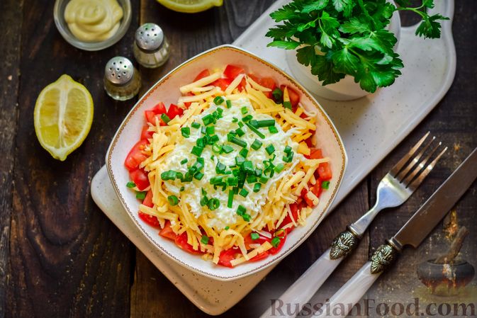 Фото приготовления рецепта: Слоёный салат с тунцом, помидорами, сыром и яйцами - шаг №15