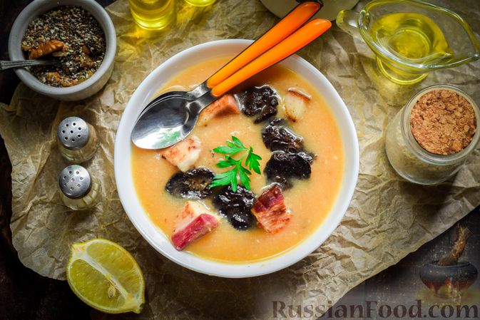 Фото к рецепту: Картофельный суп-пюре с беконом и черносливом