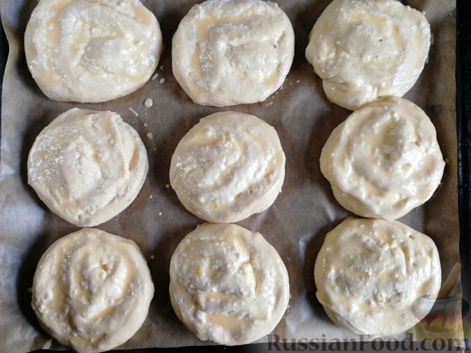 Фото приготовления рецепта: Сдобные булочки с творожной начинкой и апельсиновой глазурью - шаг №19