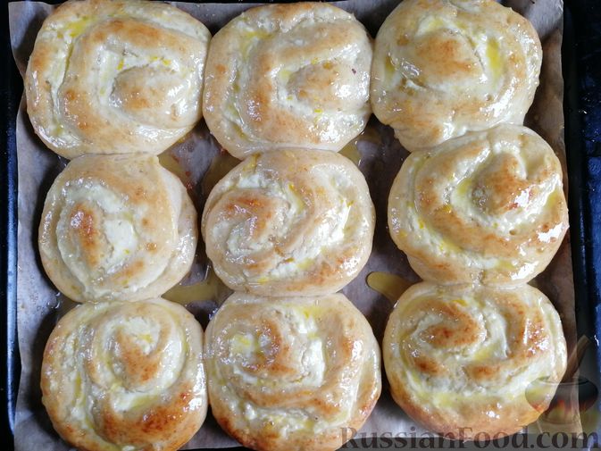 Фото приготовления рецепта: Сдобные булочки с творожной начинкой и апельсиновой глазурью - шаг №22
