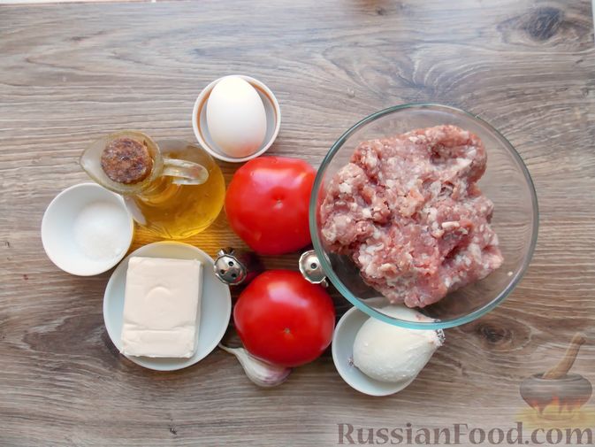 Фото приготовления рецепта: Мясные тефтели с плавленым сыром, запечённые с помидорами - шаг №1