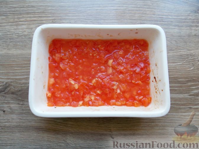 Фото приготовления рецепта: Мясные тефтели с плавленым сыром, запечённые с помидорами - шаг №4
