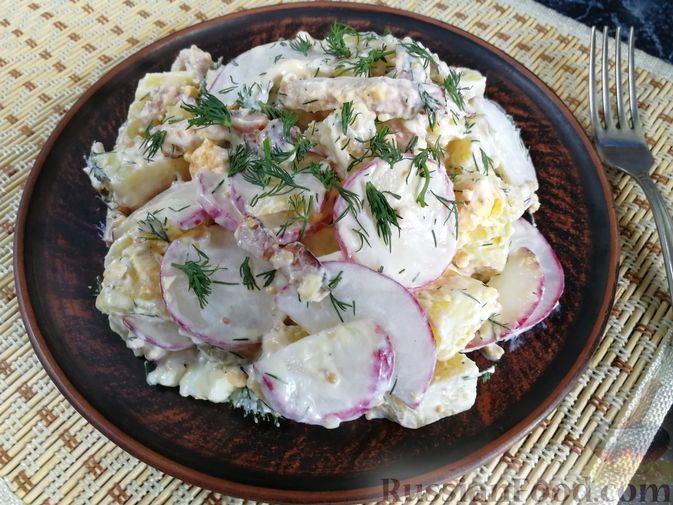 Фото к рецепту: Картофельный салат с редисом, беконом и яйцами