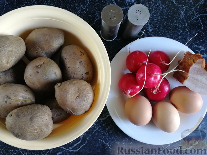 Фото приготовления рецепта: Картофельный салат с редисом, беконом и яйцами - шаг №1