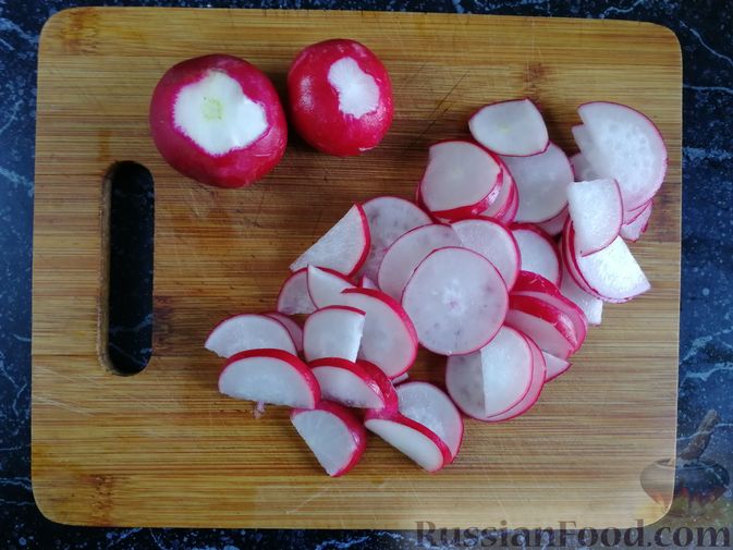 Фото приготовления рецепта: Картофельный салат с редисом, беконом и яйцами - шаг №5