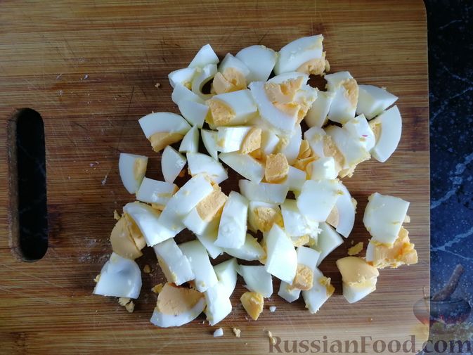 Фото приготовления рецепта: Картофельный салат с редисом, беконом и яйцами - шаг №6
