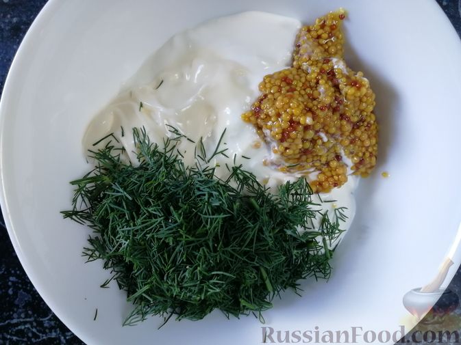 Фото приготовления рецепта: Картофельный салат с редисом, беконом и яйцами - шаг №9