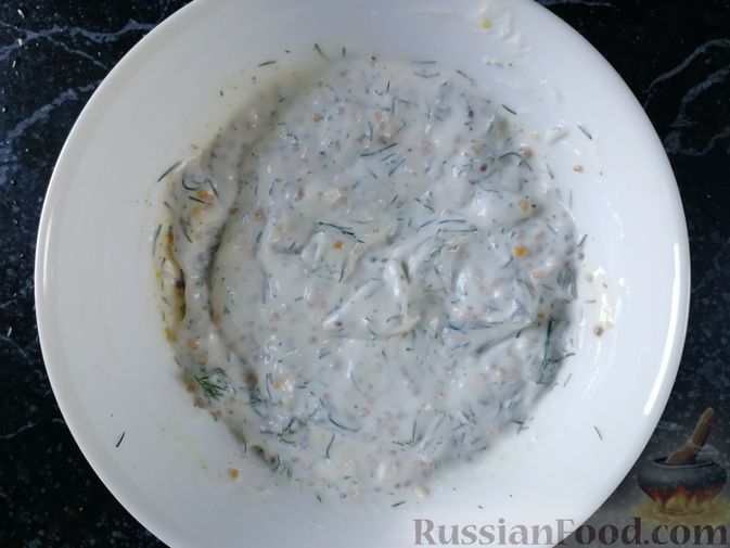 Фото приготовления рецепта: Картофельный салат с редисом, беконом и яйцами - шаг №10