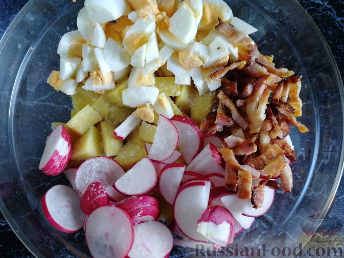 Фото приготовления рецепта: Картофельный салат с редисом, беконом и яйцами - шаг №7
