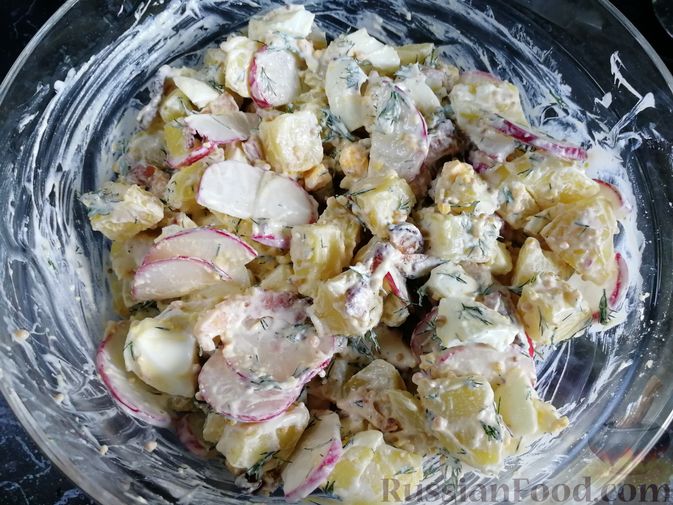Фото приготовления рецепта: Картофельный салат с редисом, беконом и яйцами - шаг №11