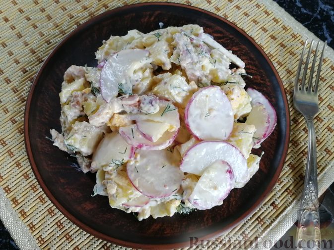 Фото приготовления рецепта: Картофельный салат с редисом, беконом и яйцами - шаг №12