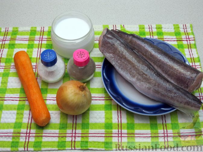 Фото приготовления рецепта: Минтай, запечённый с овощами, в сметане (в микроволновке) - шаг №1