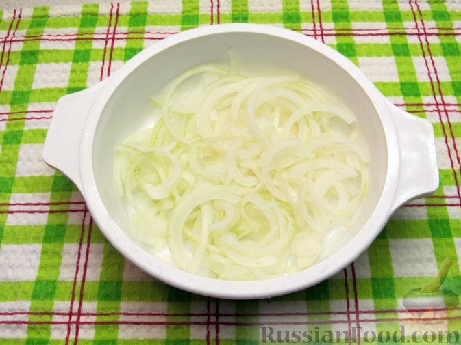 Фото приготовления рецепта: Минтай, запечённый с овощами, в сметане (в микроволновке) - шаг №4