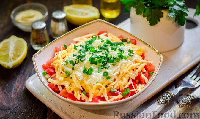 Фото к рецепту: Слоёный салат с тунцом, помидорами, сыром и яйцами