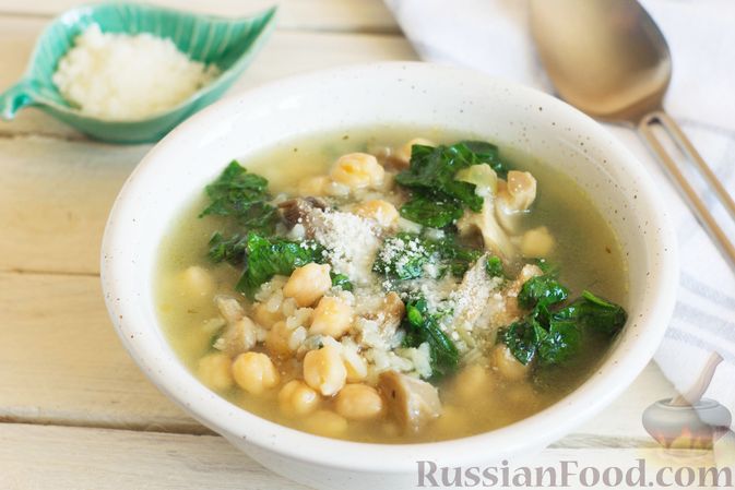 Фото к рецепту: Суп с нутом, шпинатом и грибами
