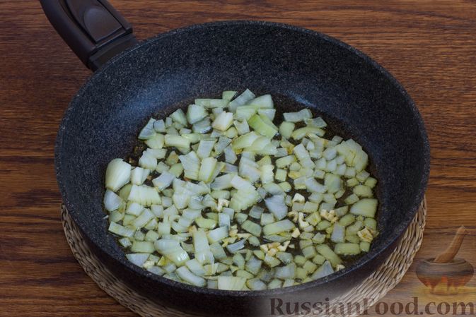 Фото приготовления рецепта: Суп с нутом, шпинатом и грибами - шаг №3