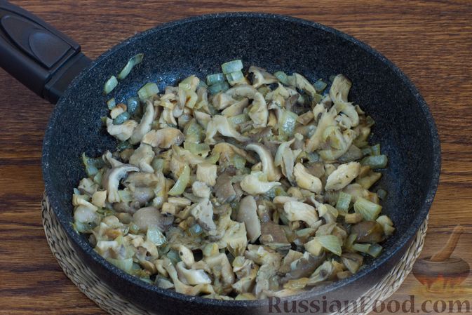 Фото приготовления рецепта: Суп с нутом, шпинатом и грибами - шаг №5