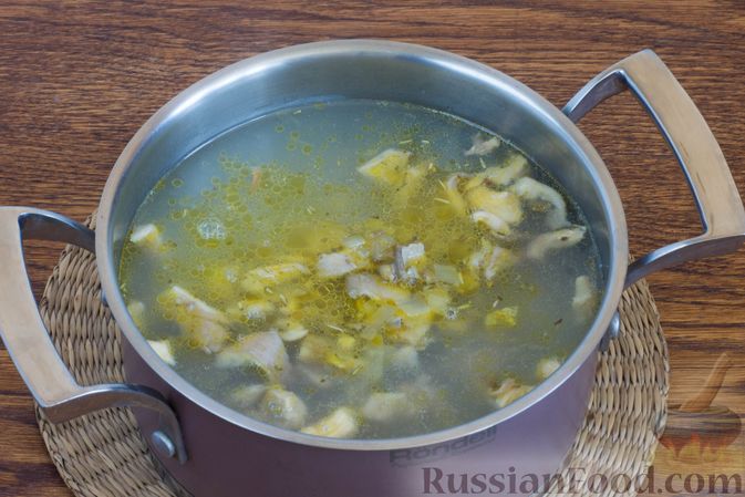 Фото приготовления рецепта: Суп с нутом, шпинатом и грибами - шаг №8