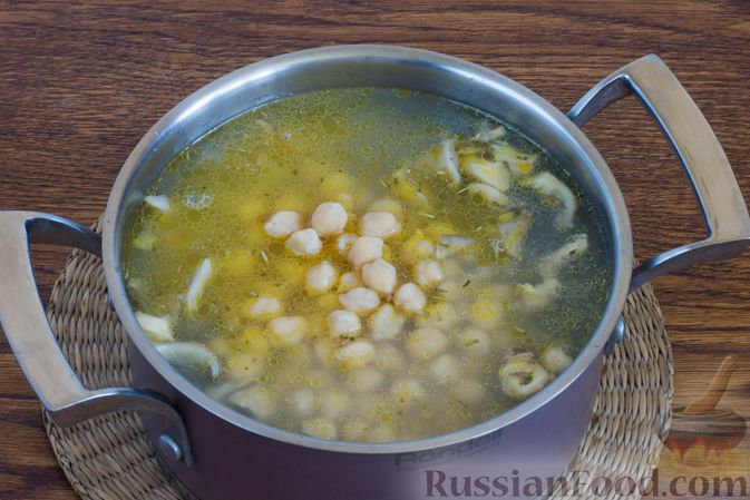 Фото приготовления рецепта: Суп с нутом, шпинатом и грибами - шаг №9