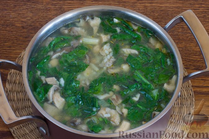 Фото приготовления рецепта: Суп с нутом, шпинатом и грибами - шаг №10