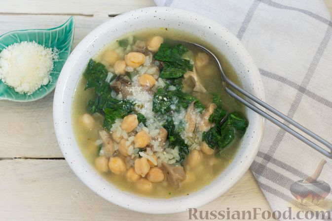 Фото приготовления рецепта: Суп с нутом, шпинатом и грибами - шаг №11