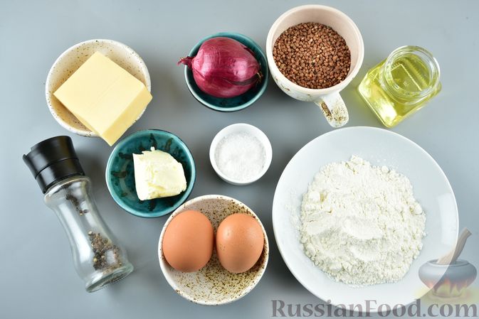 Фото приготовления рецепта: Гречневые котлеты с жареным луком и сыром - шаг №1