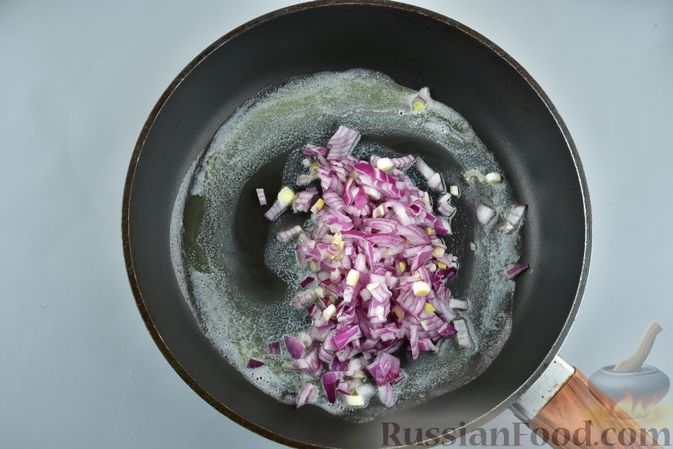 Фото приготовления рецепта: Гречневые котлеты с жареным луком и сыром - шаг №5
