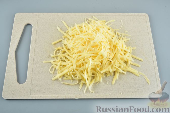 Фото приготовления рецепта: Гречневые котлеты с жареным луком и сыром - шаг №6