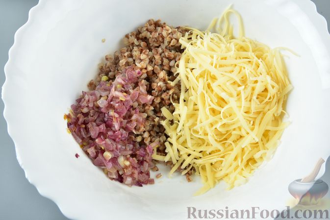 Фото приготовления рецепта: Гречневые котлеты с жареным луком и сыром - шаг №7