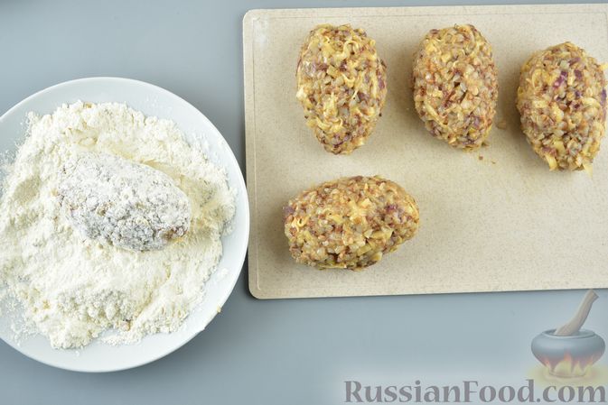 Фото приготовления рецепта: Гречневые котлеты с жареным луком и сыром - шаг №10