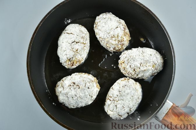 Фото приготовления рецепта: Гречневые котлеты с жареным луком и сыром - шаг №11