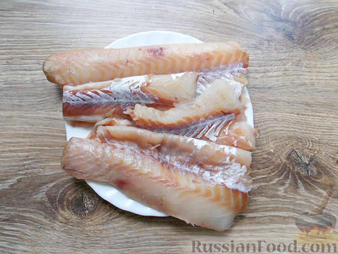 Фото приготовления рецепта: Рыбные палочки с плавленым сыром, в панировке (во фритюре) - шаг №2