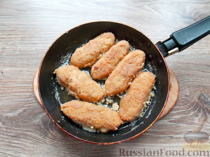 Фото приготовления рецепта: Рыбные палочки с плавленым сыром, в панировке (во фритюре) - шаг №12
