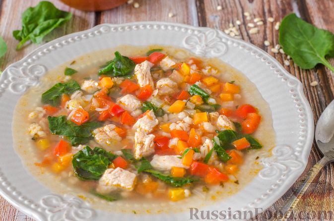 Фото к рецепту: Овощной суп с индейкой, перловкой и шпинатом