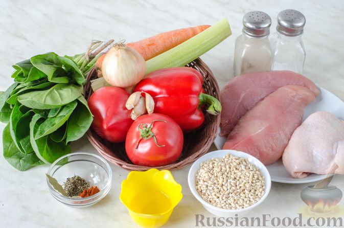 Фото приготовления рецепта: Овощной суп с индейкой, перловкой и шпинатом - шаг №1
