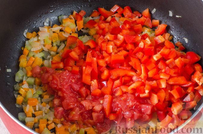 Фото приготовления рецепта: Овощной суп с индейкой, перловкой и шпинатом - шаг №13