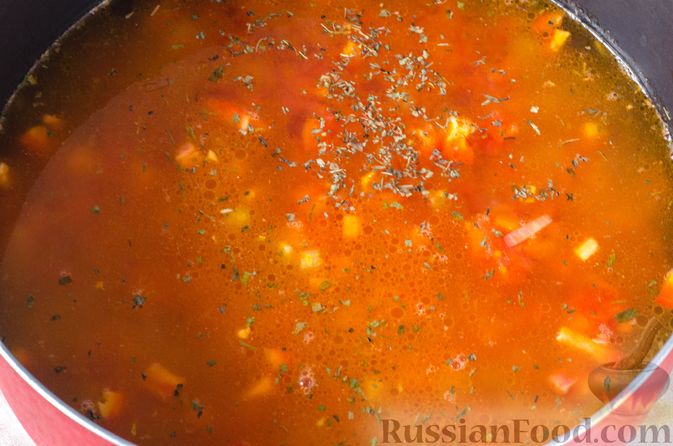Фото приготовления рецепта: Овощной суп с индейкой, перловкой и шпинатом - шаг №16