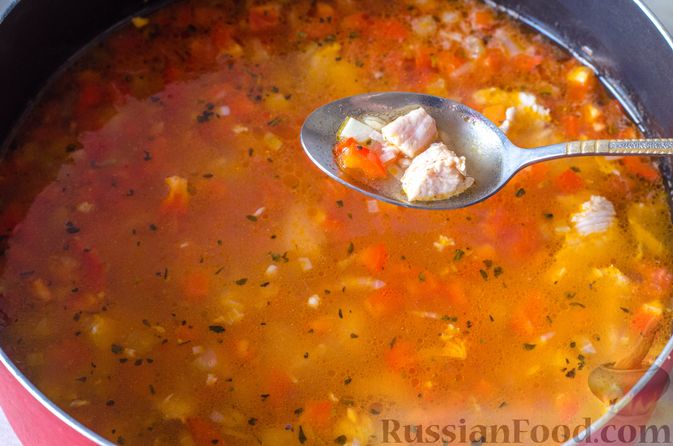Фото приготовления рецепта: Овощной суп с индейкой, перловкой и шпинатом - шаг №17