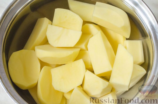 Фото приготовления рецепта: Картофельные зразы с консервированной рыбой и яйцами - шаг №3