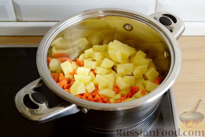 Фото приготовления рецепта: Суп с фаршем, зеленым горошком и копченым сыром - шаг №7
