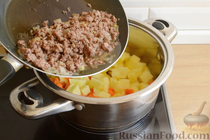 Фото приготовления рецепта: Суп с фаршем, зеленым горошком и копченым сыром - шаг №8
