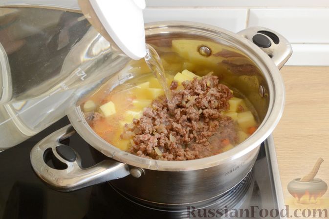 Фото приготовления рецепта: Суп с фаршем, зеленым горошком и копченым сыром - шаг №9