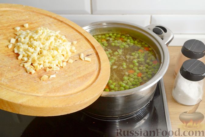 Фото приготовления рецепта: Суп с фаршем, зеленым горошком и копченым сыром - шаг №11