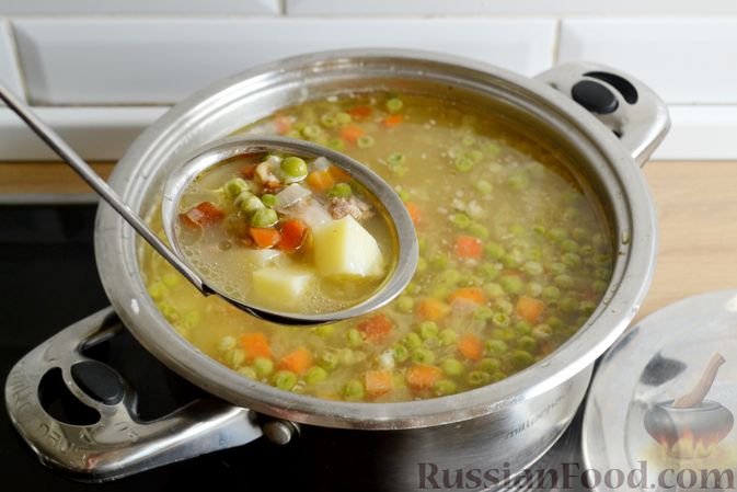 Фото приготовления рецепта: Суп с фаршем, зеленым горошком и копченым сыром - шаг №12