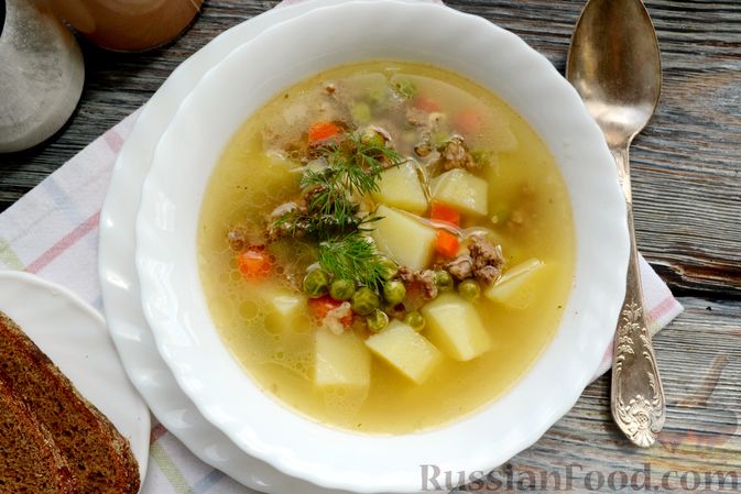 Фото приготовления рецепта: Суп с фаршем, зеленым горошком и копченым сыром - шаг №14