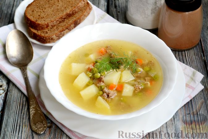 Фото приготовления рецепта: Суп с фаршем, зеленым горошком и копченым сыром - шаг №15